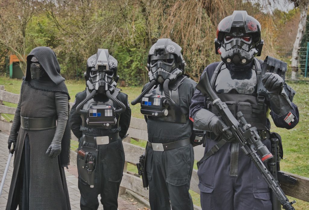Star-Wars-Cosplayer als Kylo Ren und imperiale Piloten posieren gemeinsam im Freien.