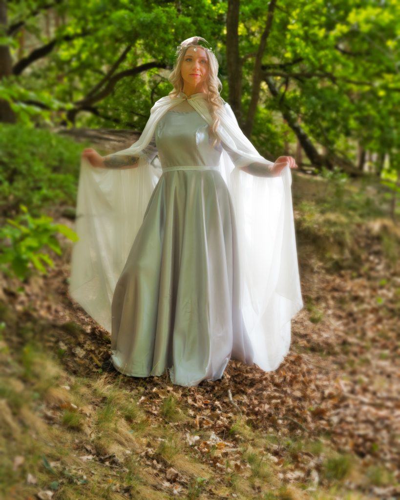 Fantasy Portrait einer Frau im elfenhaften Kleid im Wald – kreative Fantasy Fotografie.