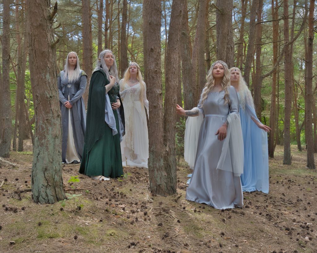Fantasy Gruppenportrait elfenhafter Frauen in eleganten Gewändern im Wald – kreative Fantasy Fotografie