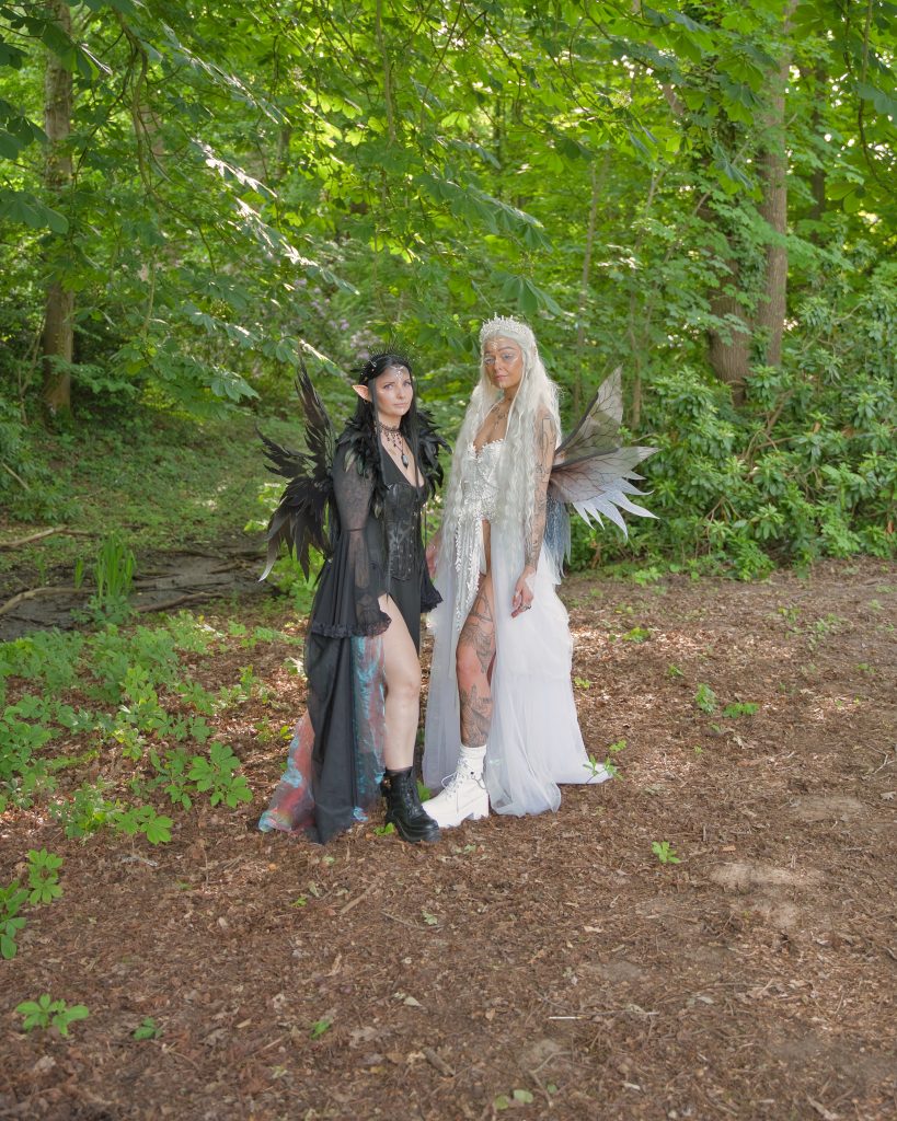 Zwei Feen im Wald – eine in hellem, eine in dunklem Kostüm, kreative Fantasy Fotografie.