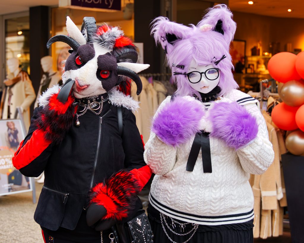 Cosplay Foto von zwei Charakterdarstellern in farbenfrohen, fantasievollen Kostümen – professionelle Cosplay Fotografie mit Liebe zum Detail.