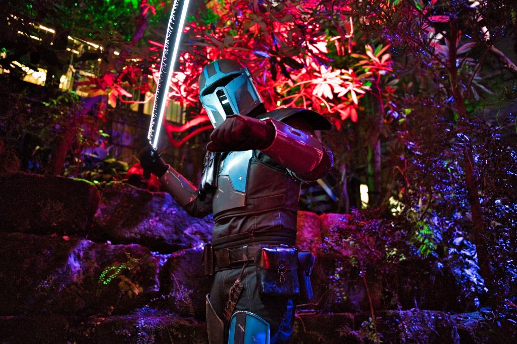 Cosplay-Fotografie eines Sci-Fi-Charakters in Rüstung mit leuchtender Klinge in farbig beleuchteter Außenkulisse – Cosplay Fotografie von Thorsten Schwarz