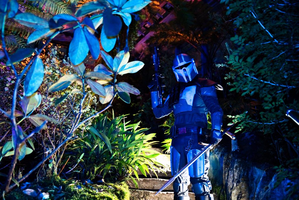 Cosplay-Fotografie eines bewaffneten Sci-Fi-Kriegers in Rüstung im nächtlich beleuchteten Dschungel – atmosphärische Cosplay Fotografie von Thorsten Schwarz