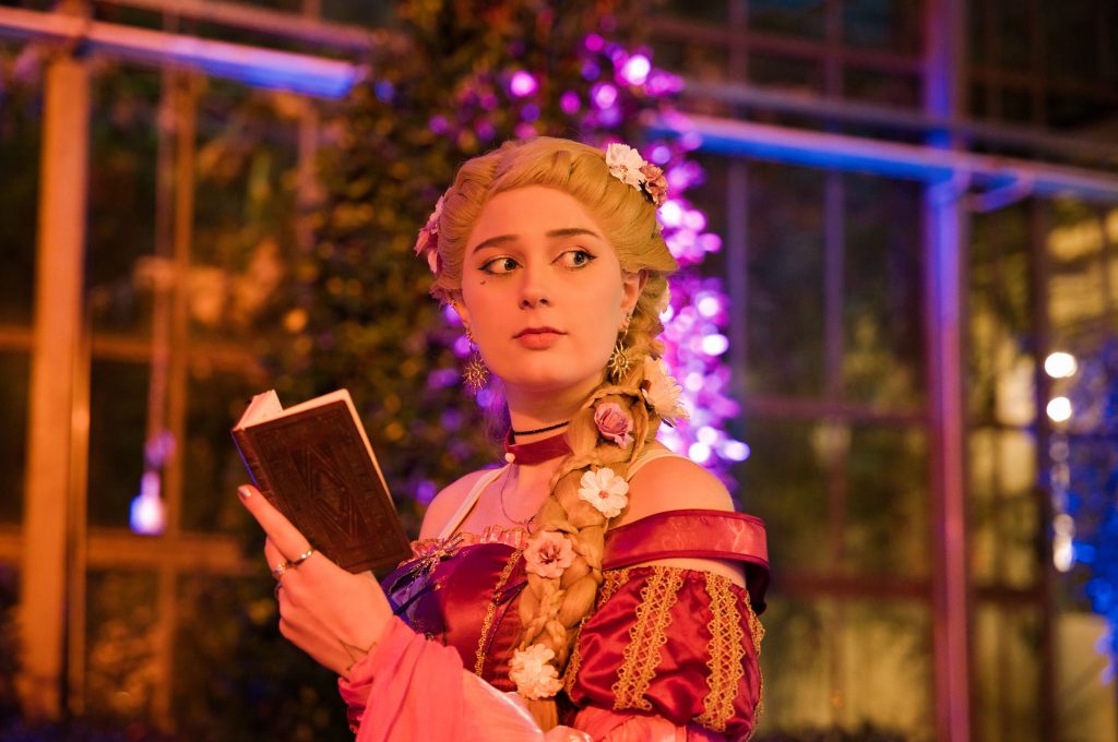 Fantasy-Porträt einer märchenhaften Frau im historischen Kleid mit geflochtenem Haar und Buch in stimmungsvoller Lichtkulisse – Fantasy Fotografie von Schwarz Fotografien